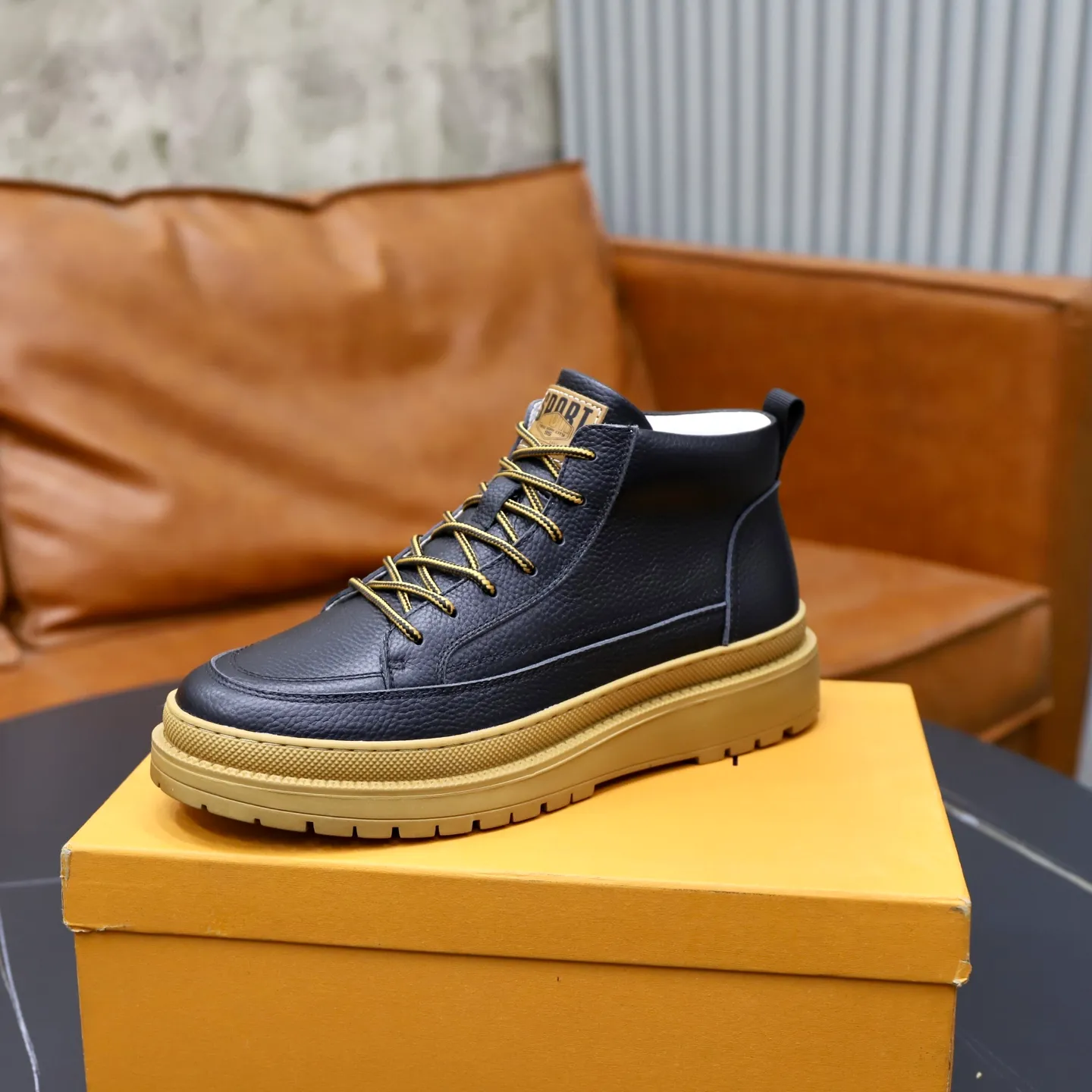 Ex-factory price: 460💰🙅‍♂️🙅‍♂️🙅‍♂️ Brand: LV Louis Vuitton Standard code: 38–44 (45 can be customized) Grade: Same as the official website Material: Original cowhide fabric Comfortable pigskin lining Lightweight wear-resistant outsole Style category: Men's fashion casual shoes and boots Running sneakers Distinguished luxury brand elements Top luxury Color: actual picture color